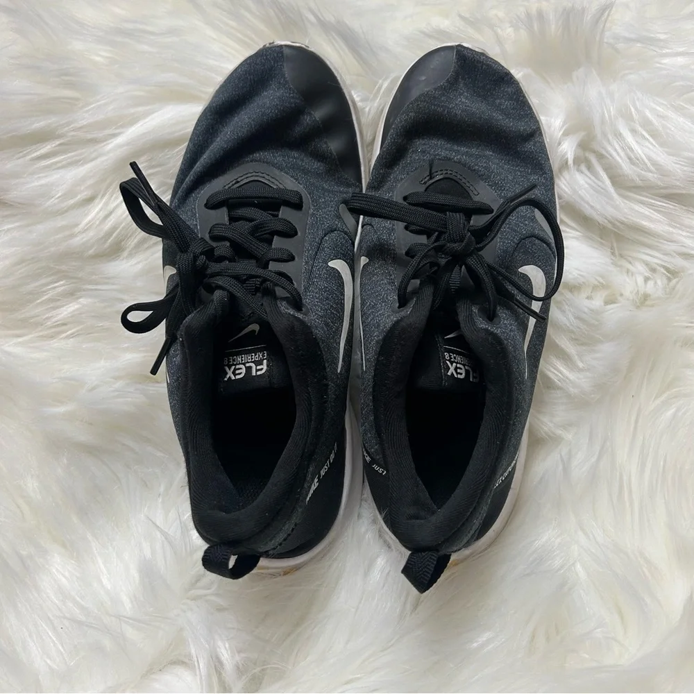 Size 6 Women’s Nike Tennis Shoes E1